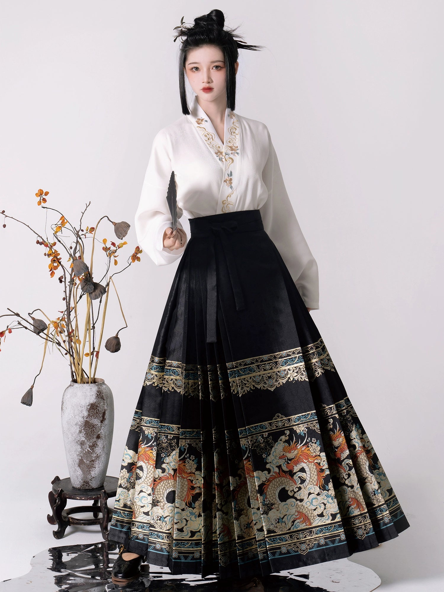 &quot;游龙踏雪&quot;Ming- Dynasty Hanfu Set - CHINASQUAD