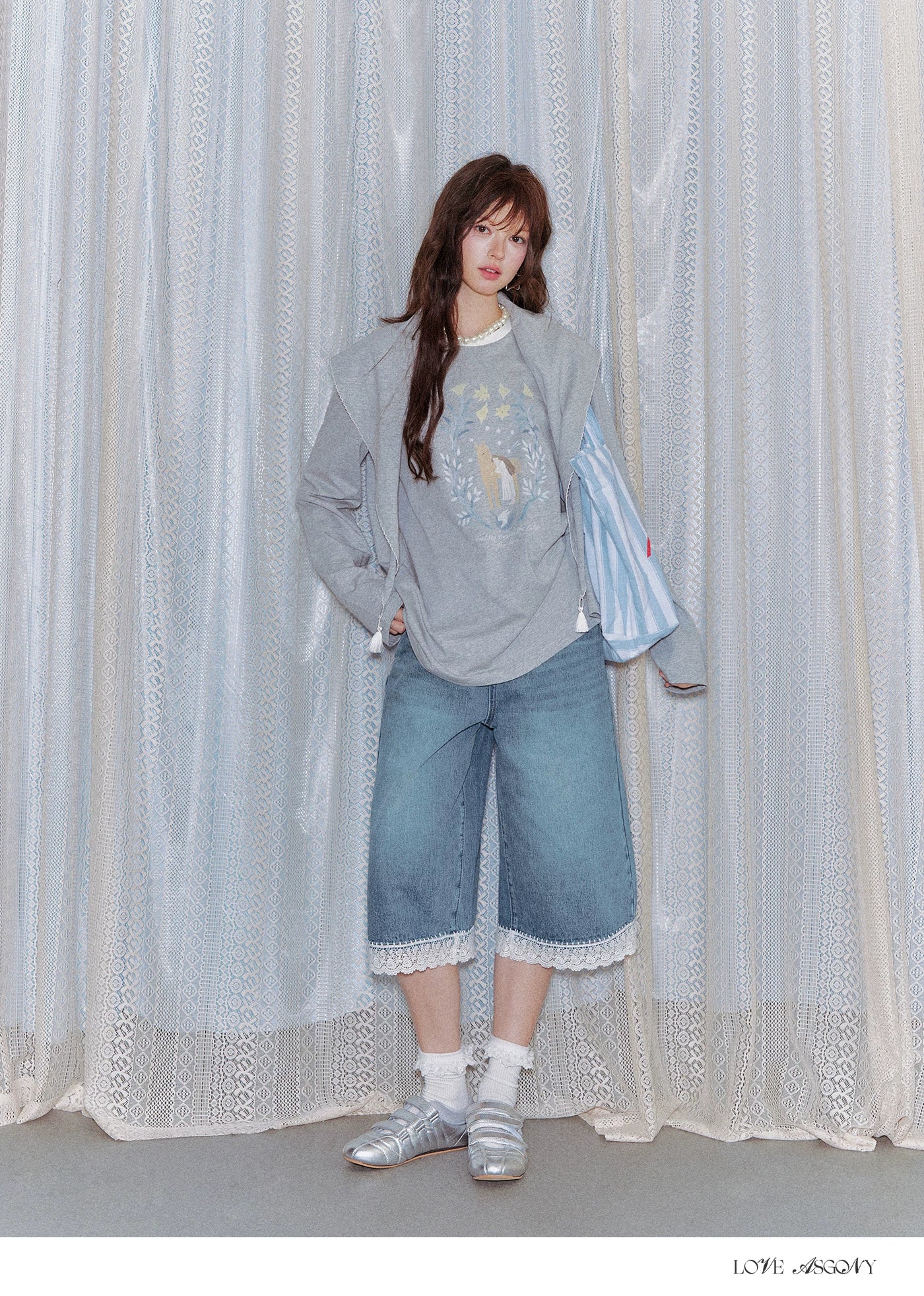 Vintage Washed Denim Cropped Jeans with Lace Embroidered Hem