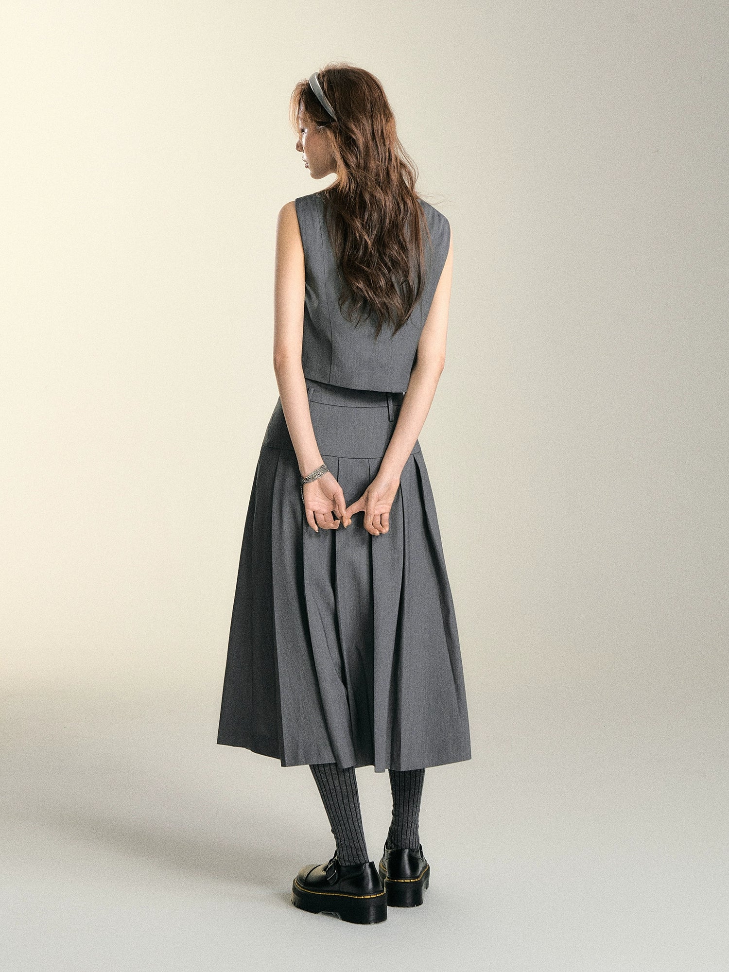 Gray Lace-up Bow Vest &amp; Asymmetrical Pleated Skirt