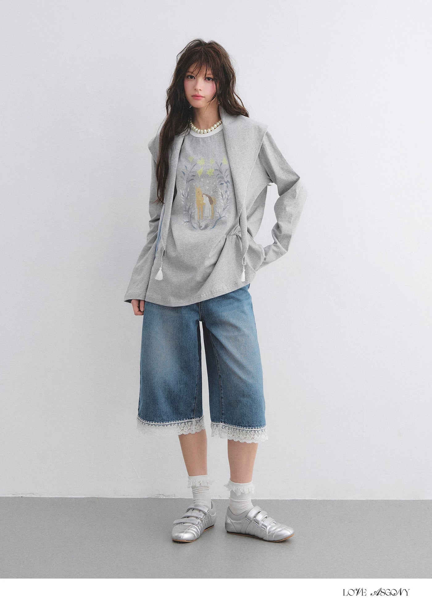 Vintage Washed Denim Cropped Jeans with Lace Embroidered Hem