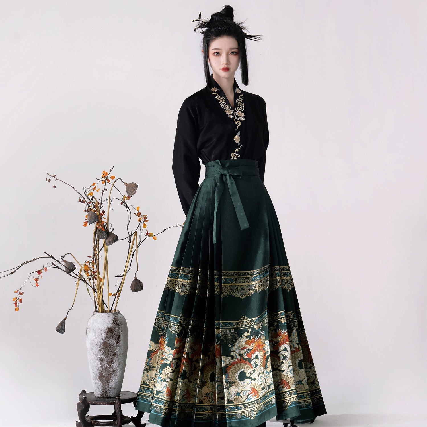 &quot;游龙踏雪&quot;Ming- Dynasty Hanfu Set - CHINASQUAD