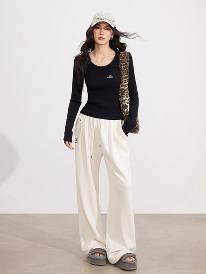 Embroidered Cable Knit Fitted Crewneck
