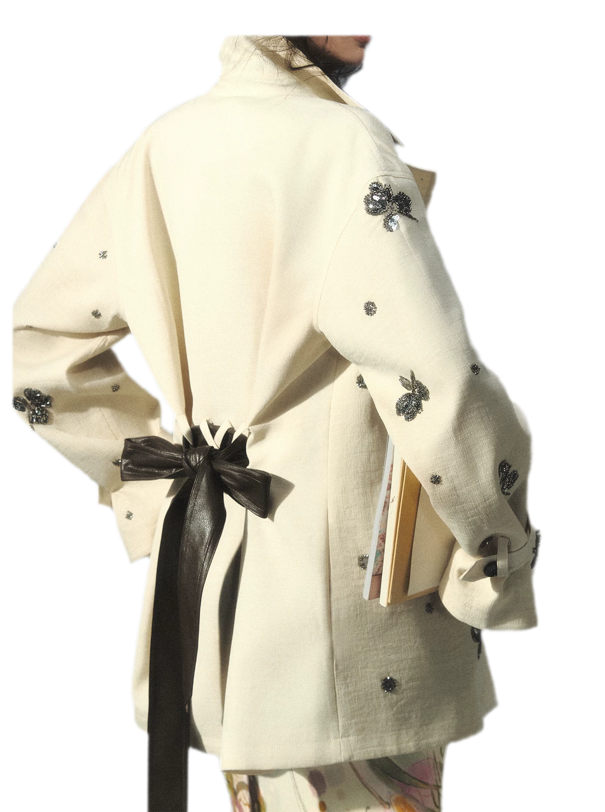 Trench in pelle con bordi, ricami e perline