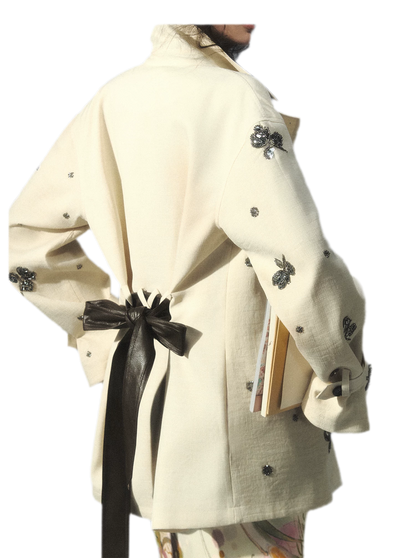 Trench in pelle con bordi, ricami e perline