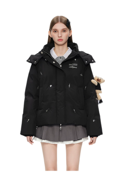 Daunenjacke mit Kapuze und Metallbär