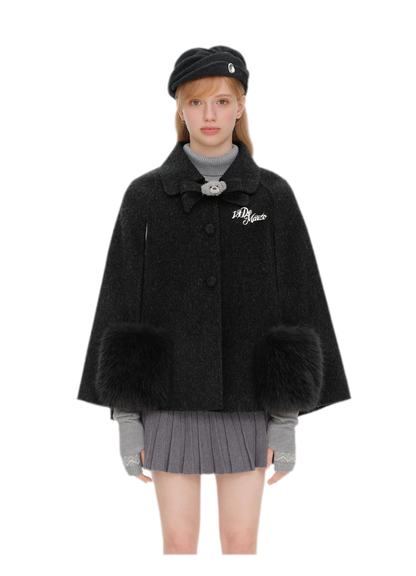 Cappotto mantella in peluche con fiocco