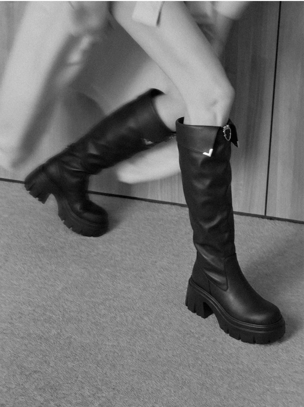 Smooth Wrap Strap Knee Boots