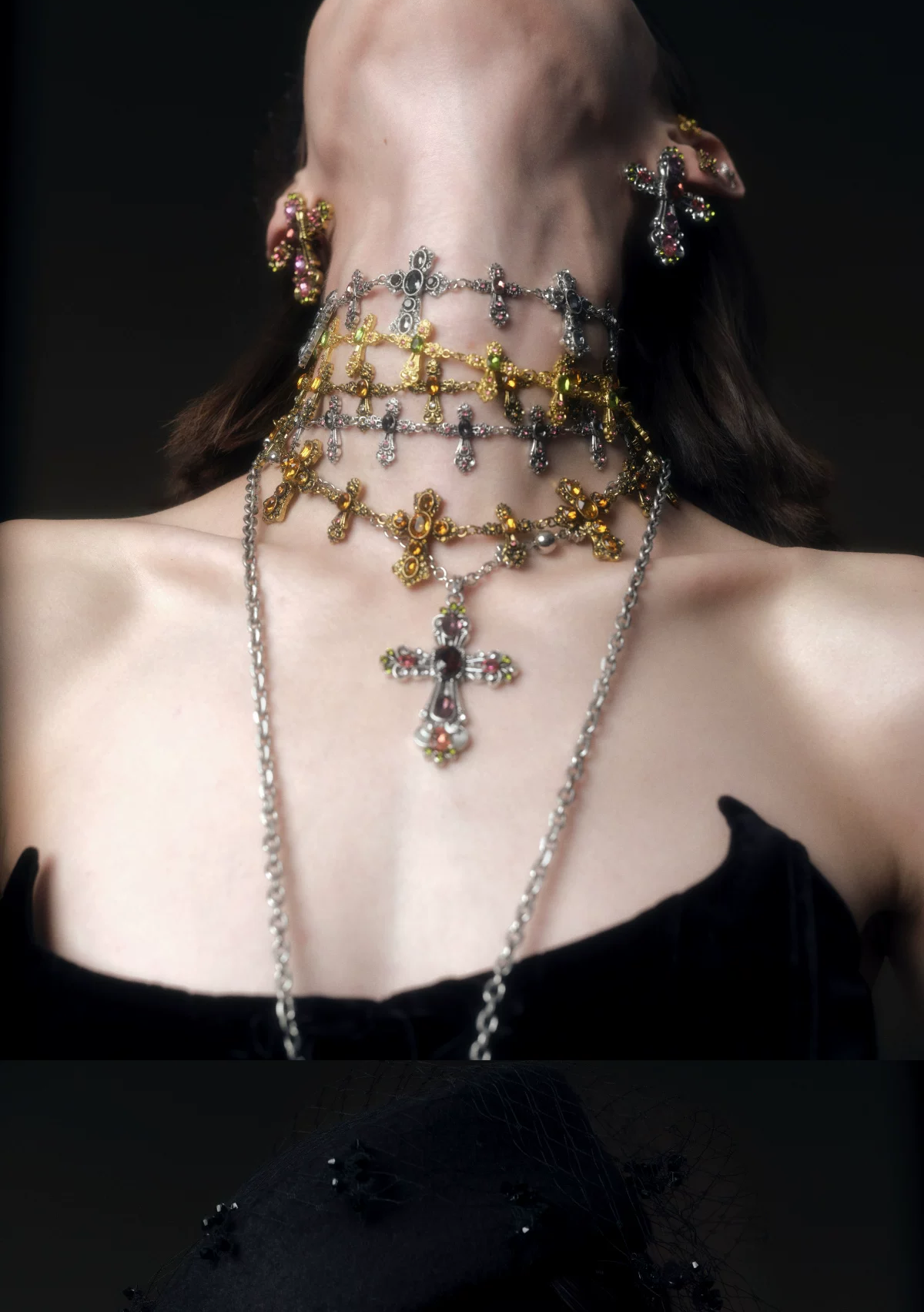 Orecchini a clip con croce e cristalli barocchi