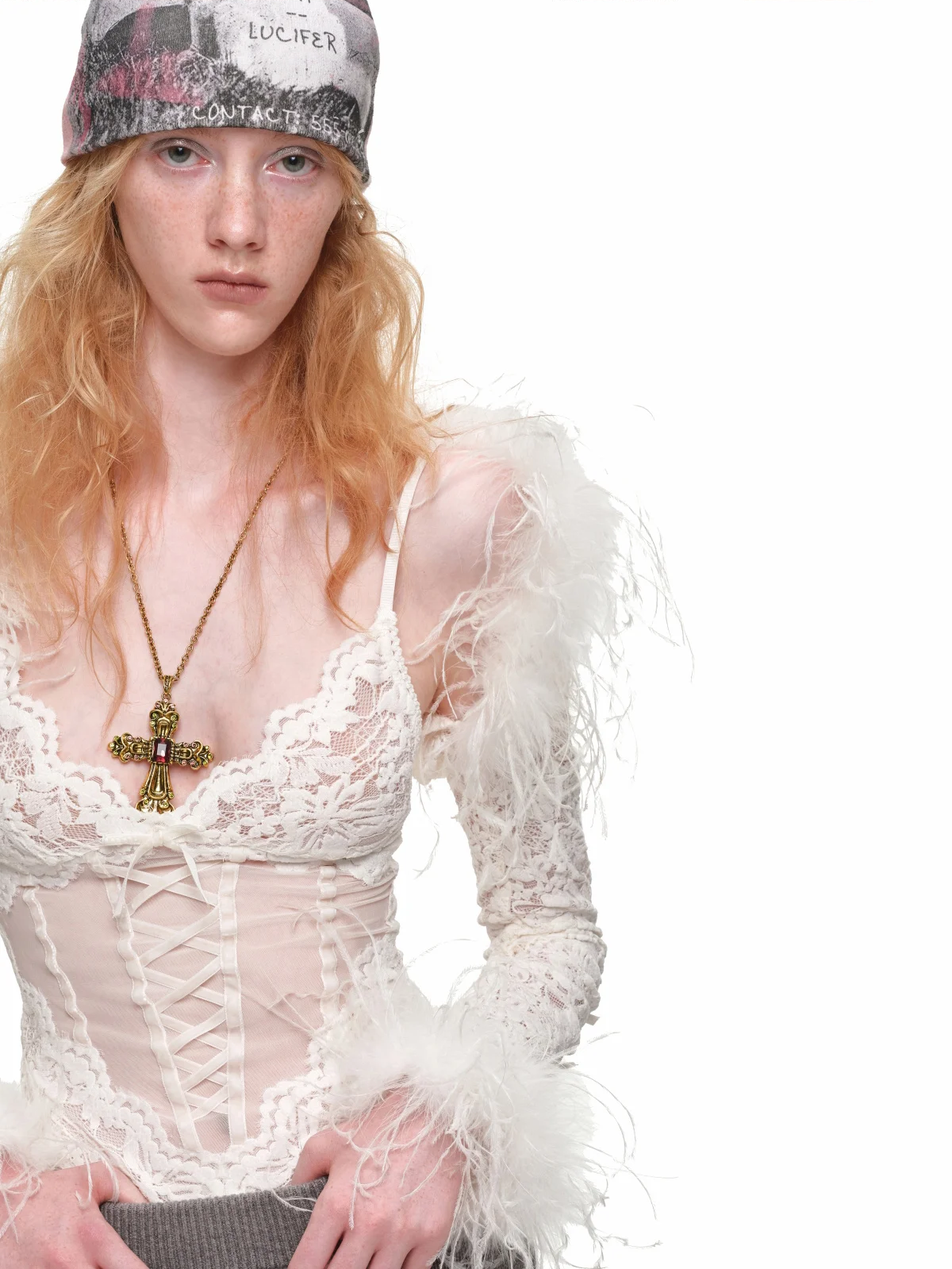 Boléro court en dentelle floquée et plumes