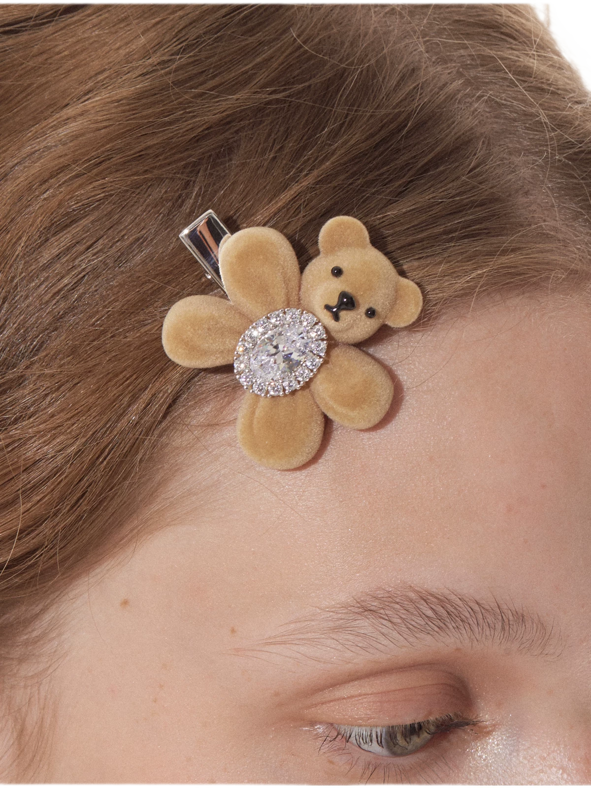 Pinza para el cabello con oso flocado y piedras preciosas