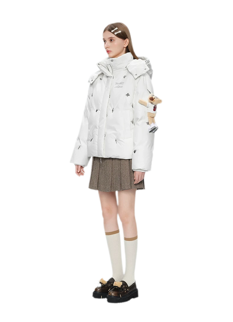 Daunenjacke mit Kapuze und Metallbär