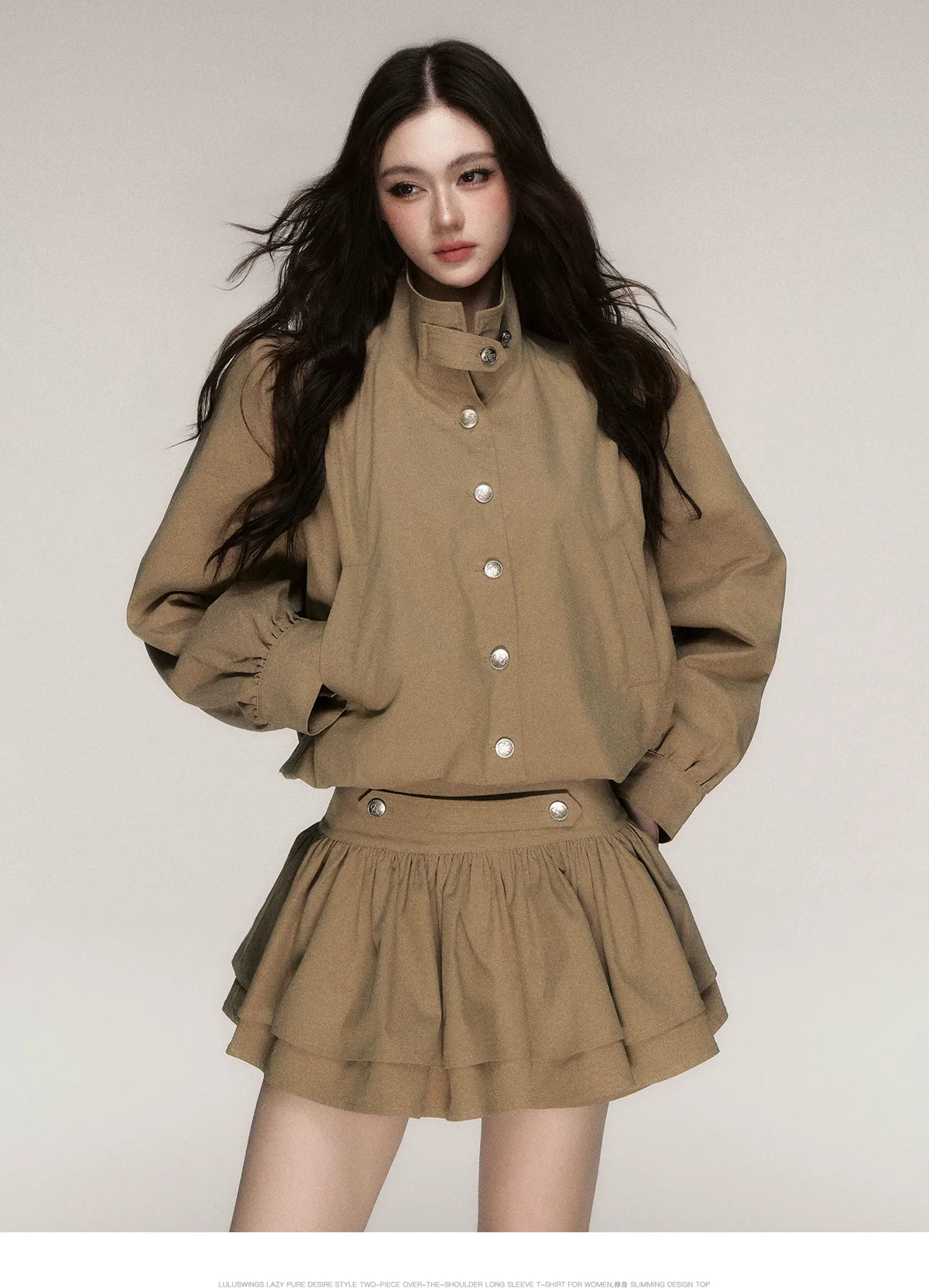 طقم تنورة قصيرة مستوحى من الزي العسكري الفرنسي