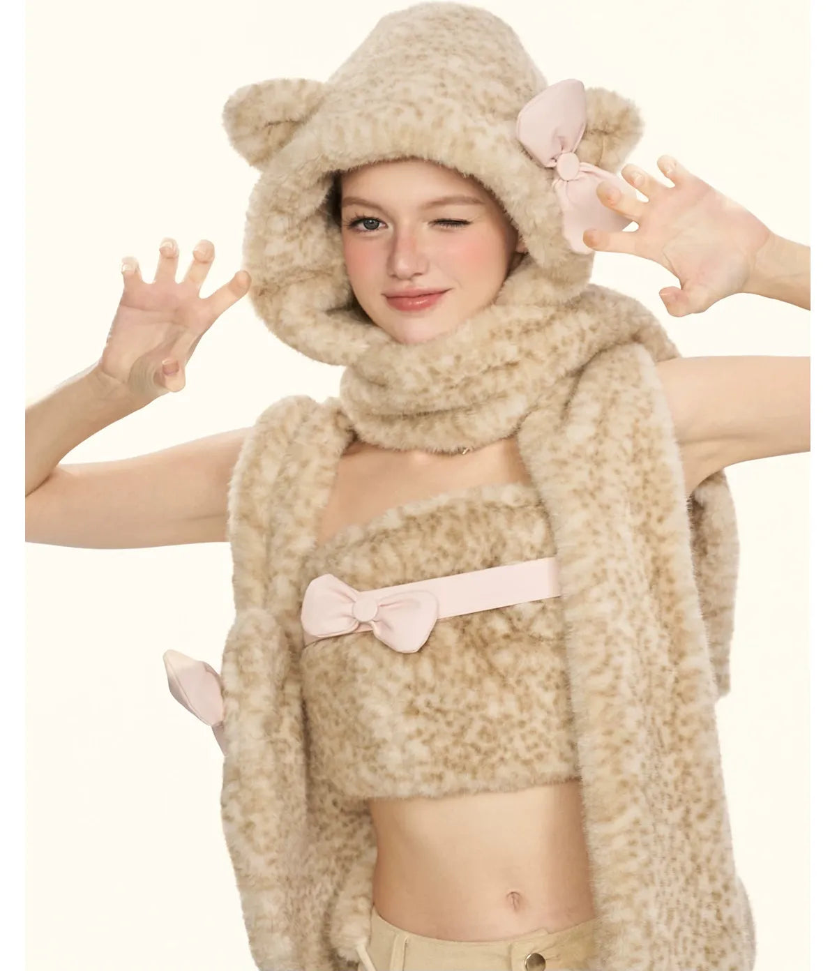 Cappello-sciarpa in pelliccia con stampa leopardata
