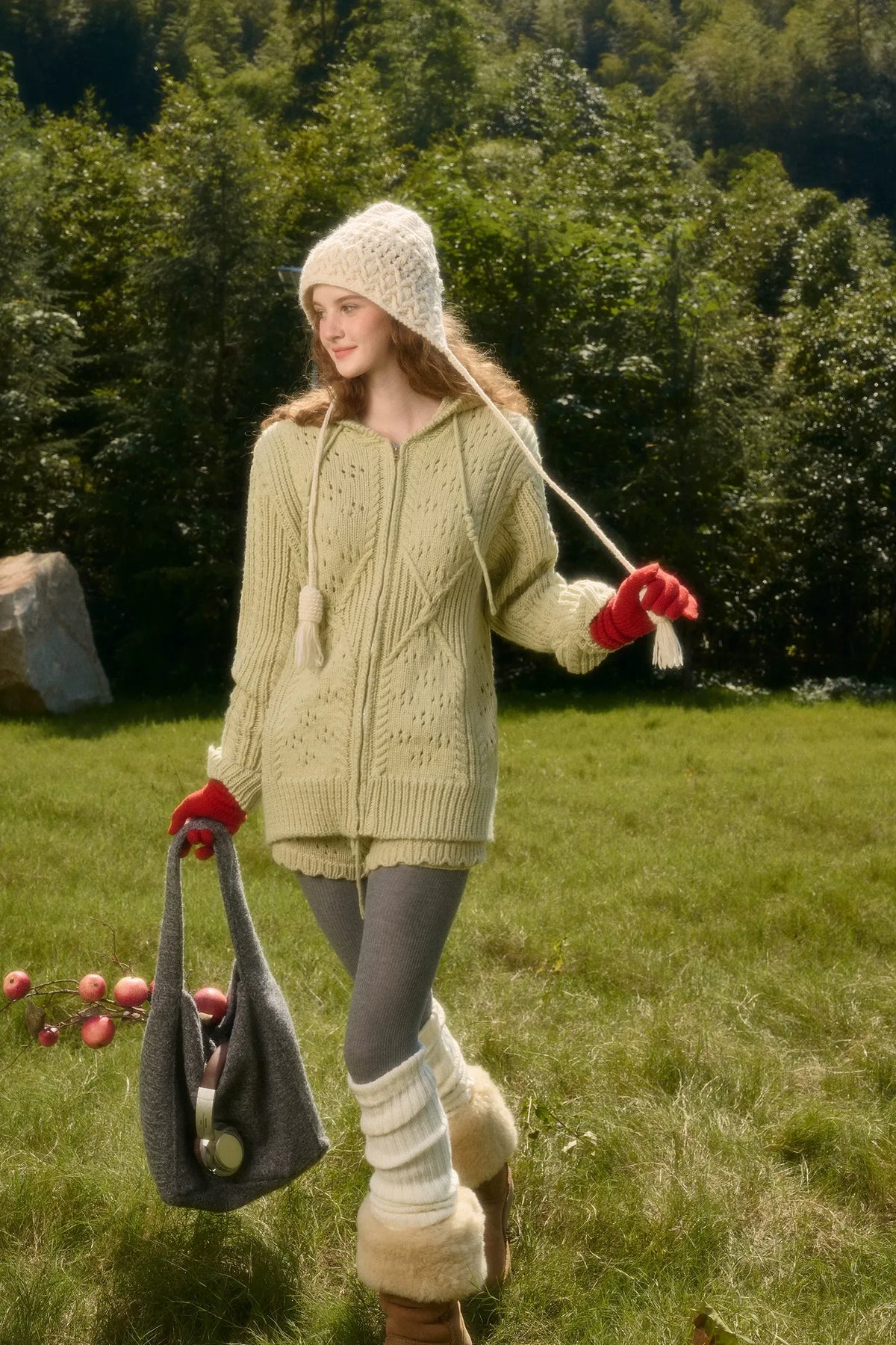 Completo con cappuccio in maglia a trecce