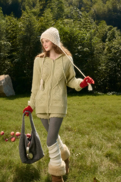 Completo con cappuccio in maglia a trecce