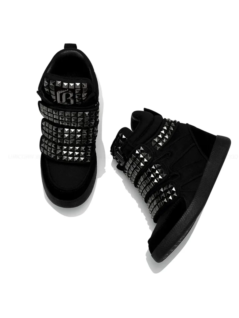Sneakers alte con plateau e borchie