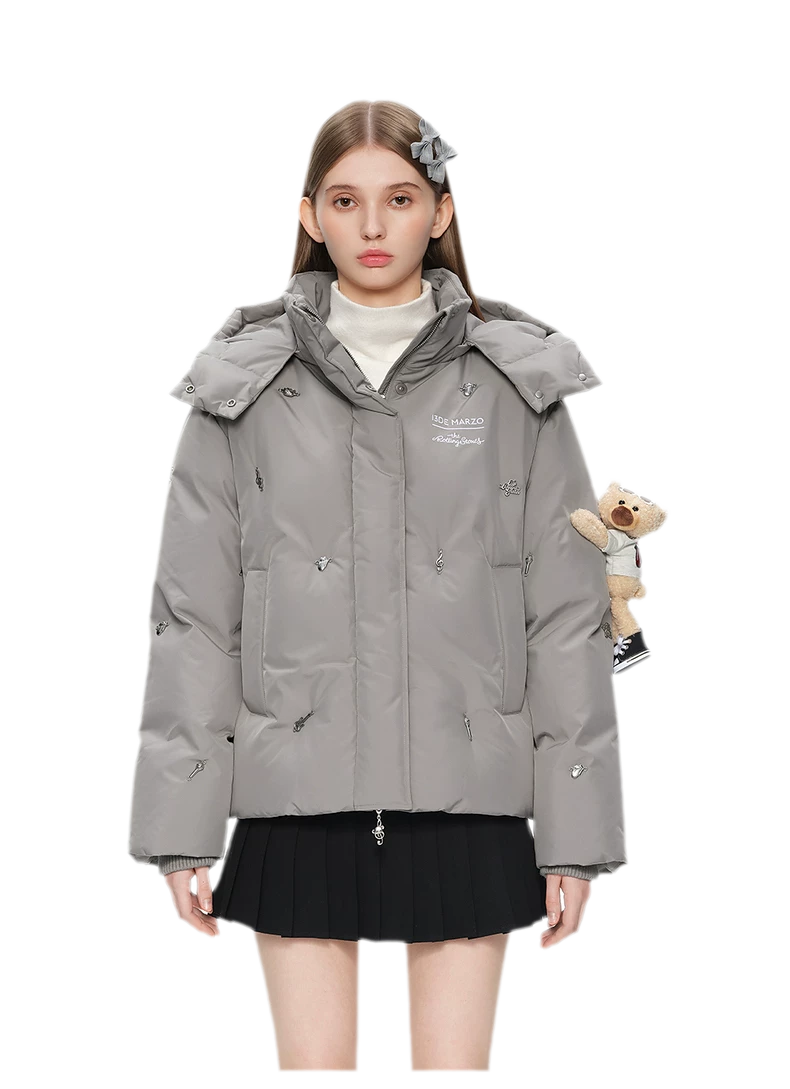 Daunenjacke mit Kapuze und Metallbär