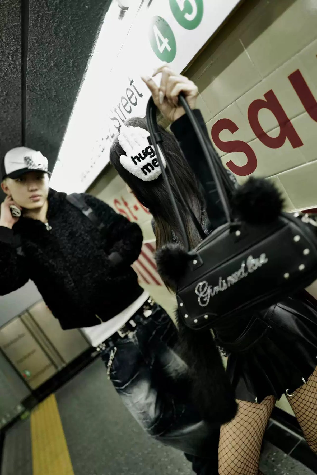 Bolso de mano de piel sintética con pompón de pedrería