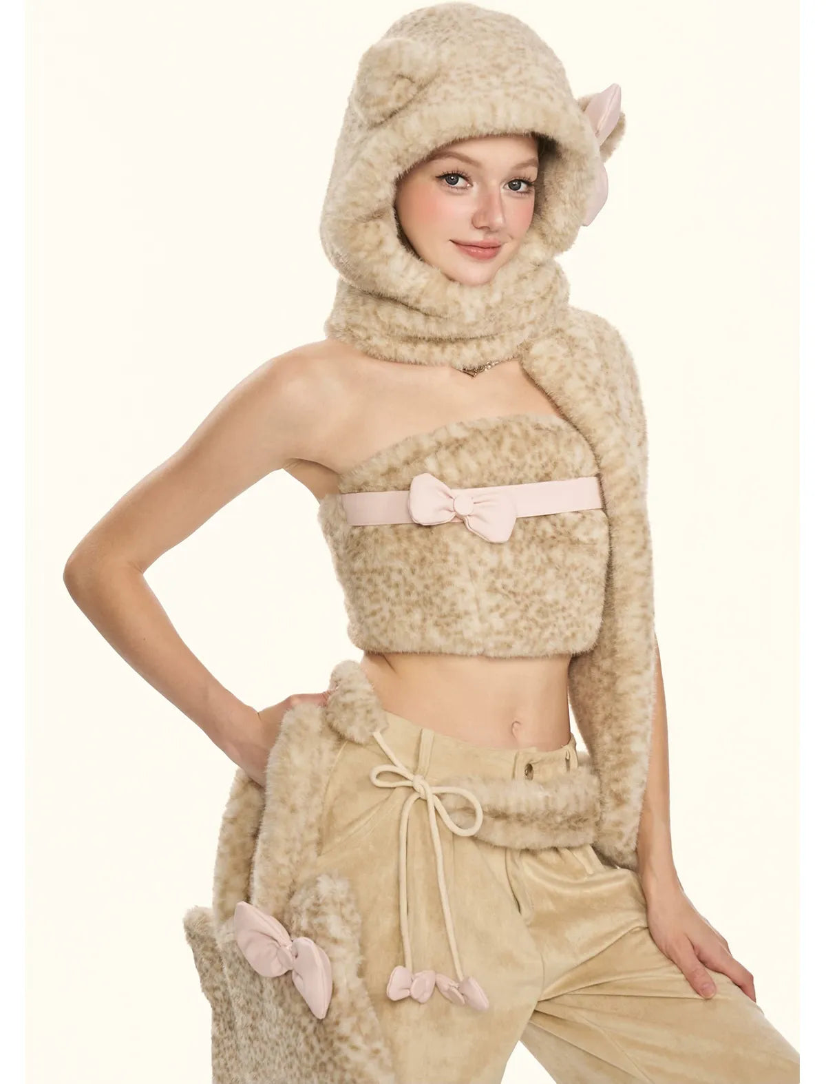 Cappello-sciarpa in pelliccia con stampa leopardata