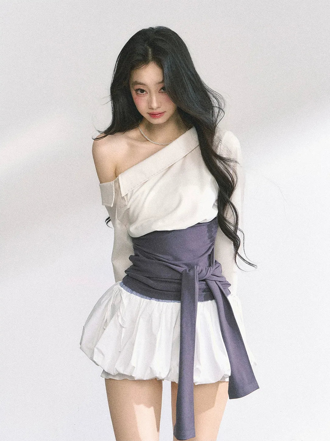 ギャザー入りアシンメトリーなワンショルダートップス