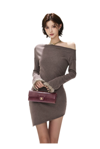 Asymmetrisches Kleid mit Fuchspelz-Bündchen