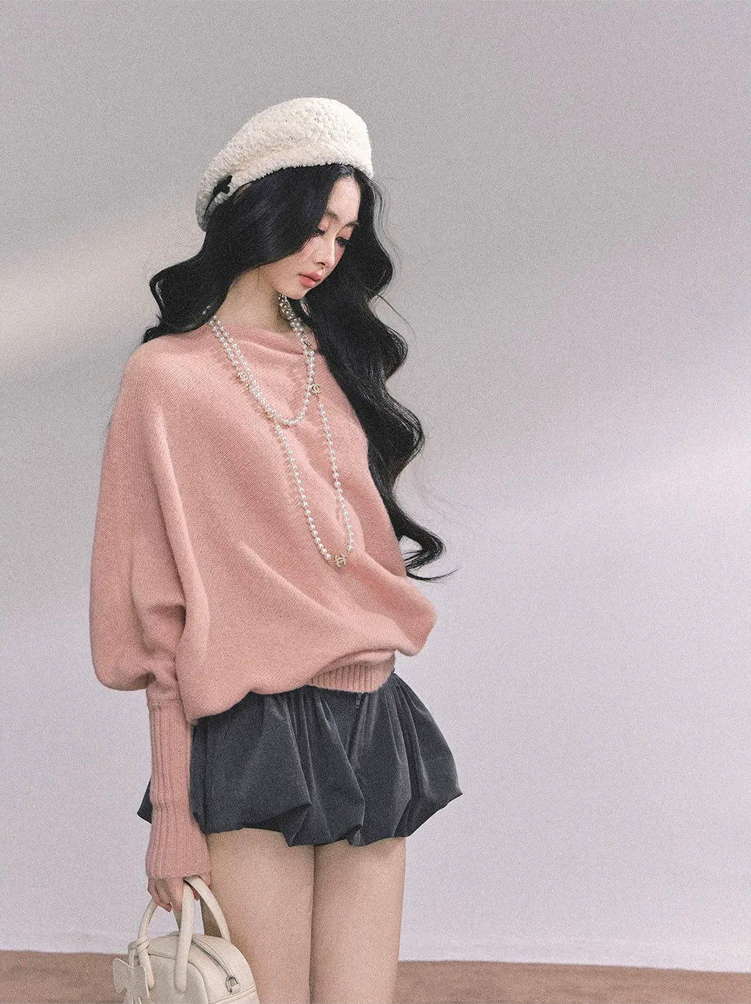 Maglione in maglia morbida con scollo monospalla