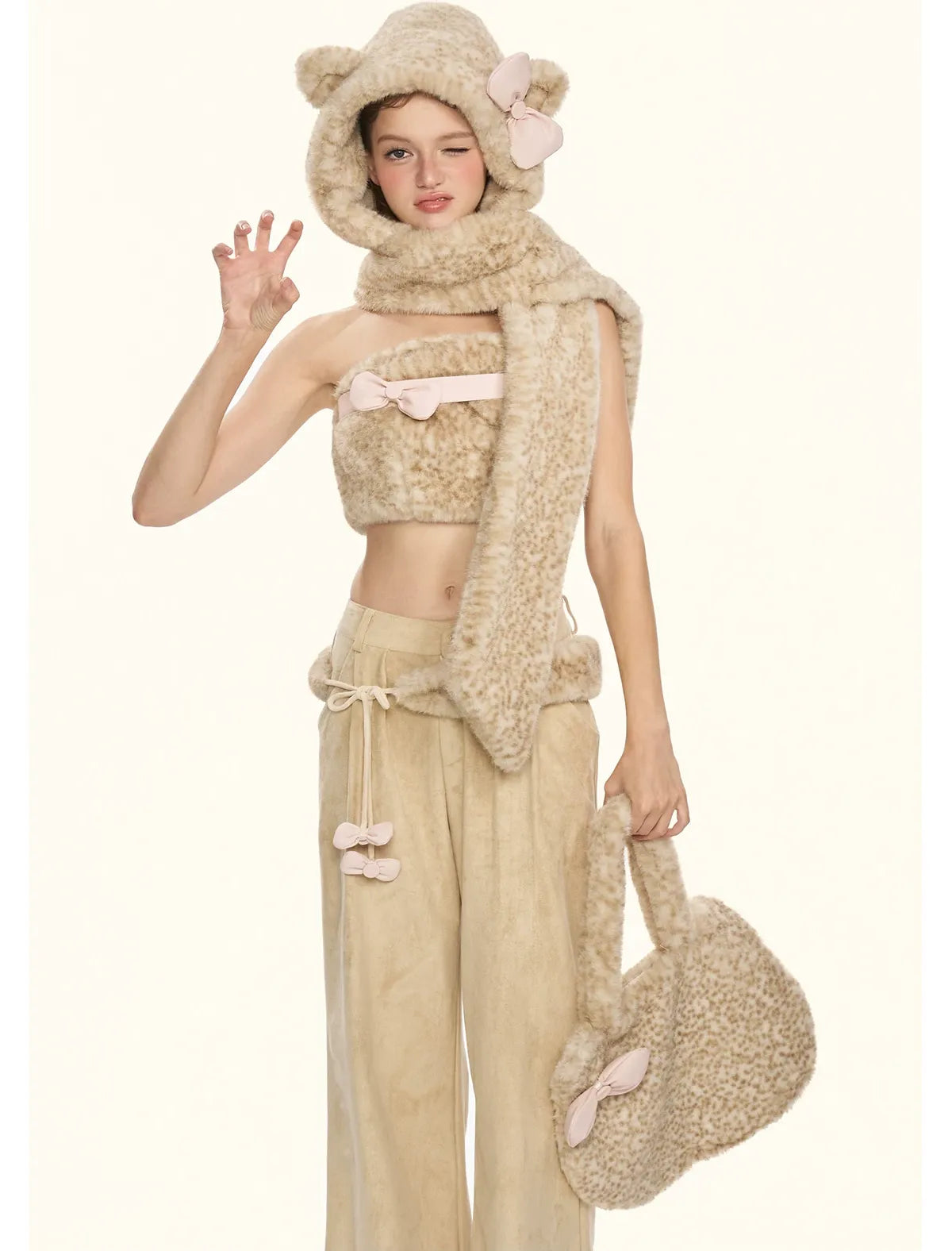 Cappello-sciarpa in pelliccia con stampa leopardata