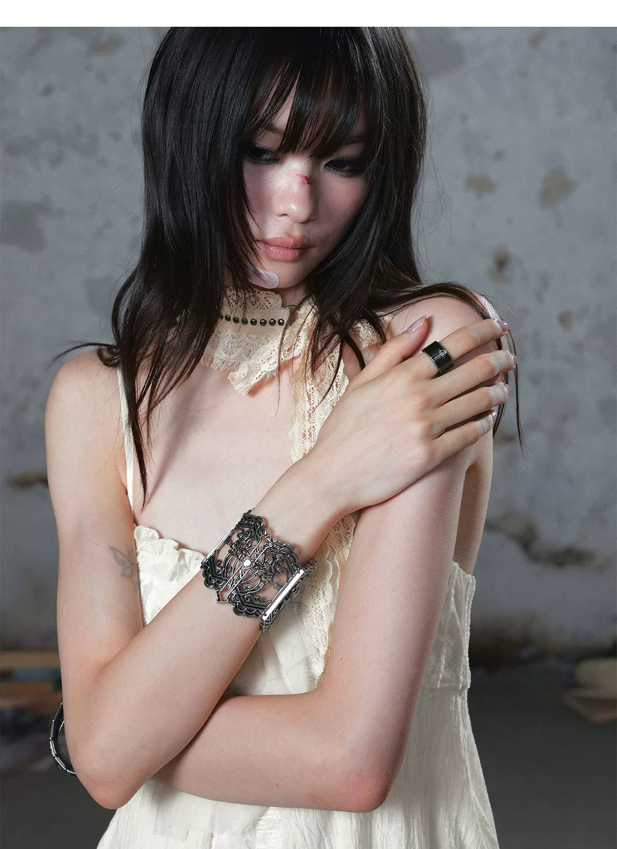 Pulsera de cruz tallada en plata envejecida