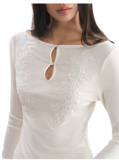 Top en maille Tencel brodé avec découpes