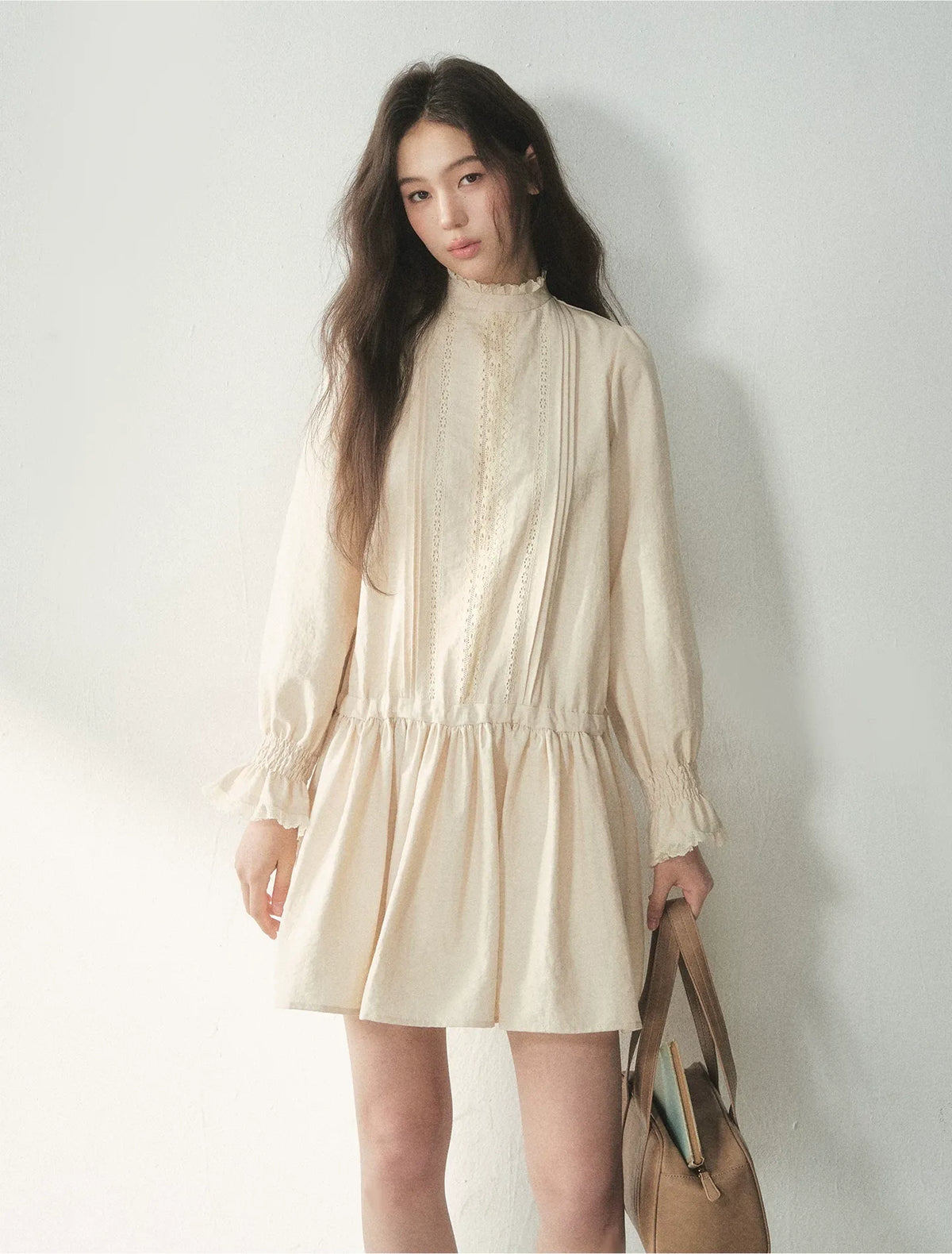 Vestido de encaje con volantes y cuello alto