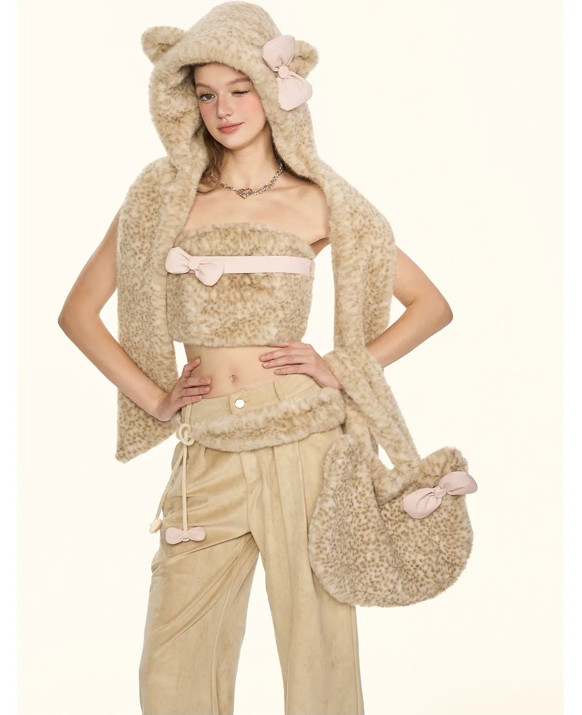 Cappello-sciarpa in pelliccia con stampa leopardata