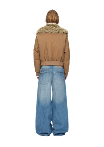 Glänzende kurze Daunen-Steppjacke