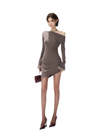 Asymmetrisches Kleid mit Fuchspelz-Bündchen