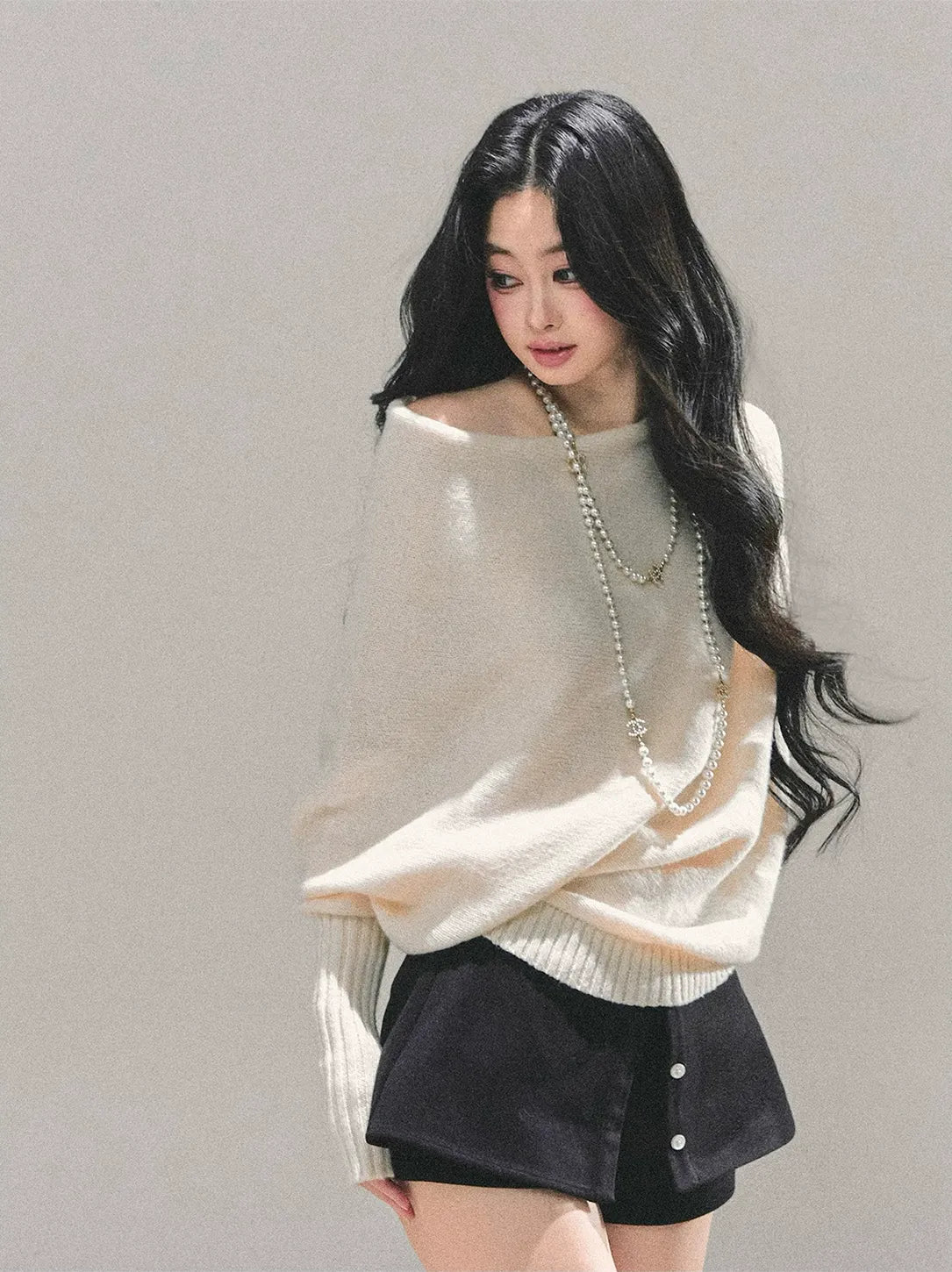 Maglione in maglia morbida con scollo monospalla