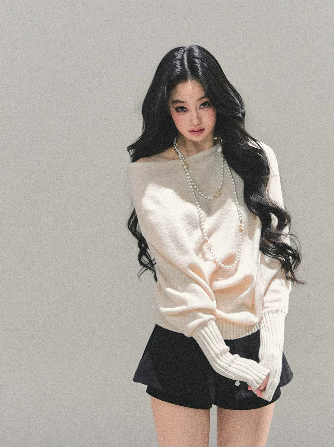 Maglione in maglia morbida con scollo monospalla