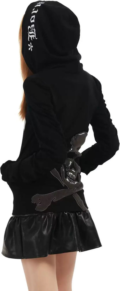 Giacca con cappuccio aderente e cerniera in stile gotico