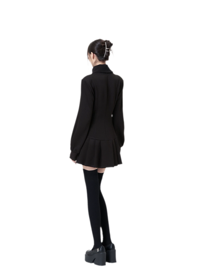 Plissiertes zweireihiges Kleid