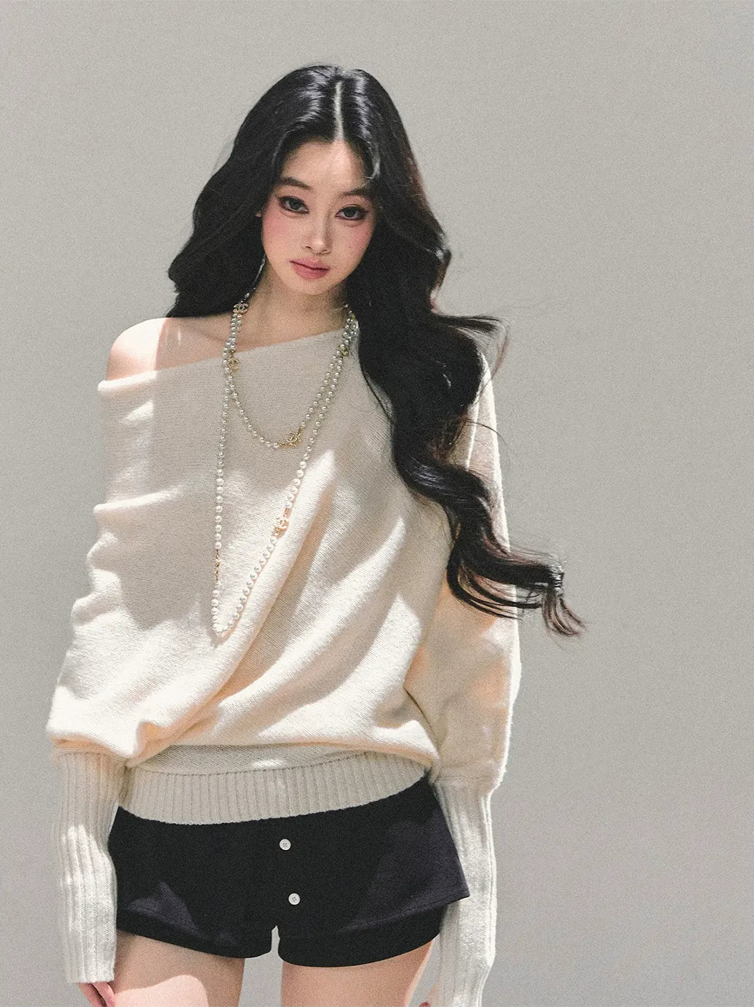 Maglione in maglia morbida con scollo monospalla