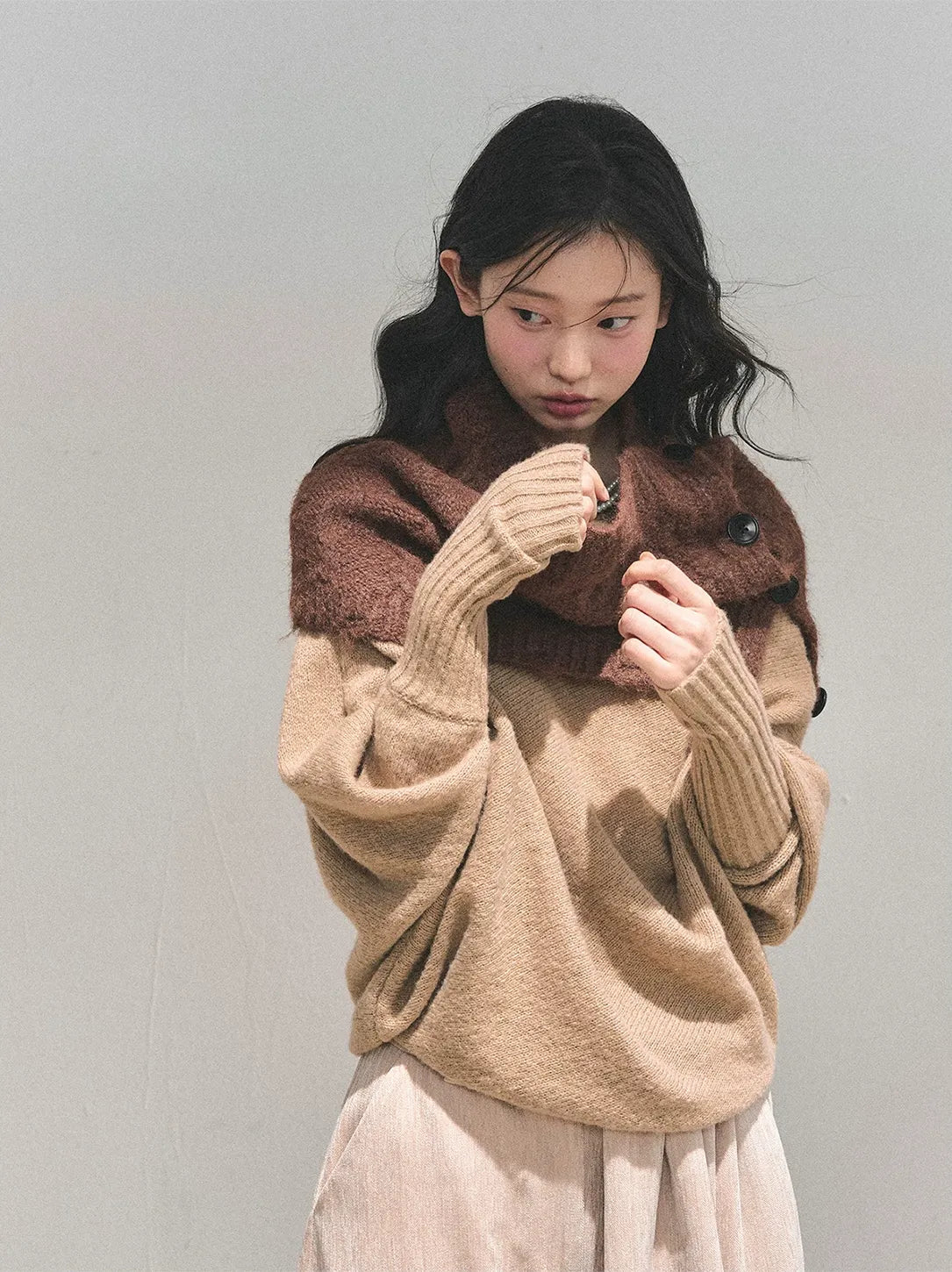 Maglione in maglia morbida con scollo monospalla