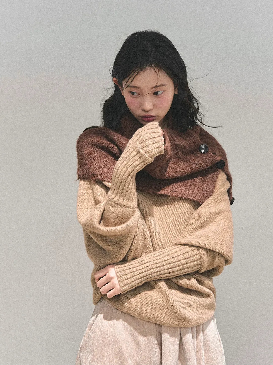 Maglione in maglia morbida con scollo monospalla