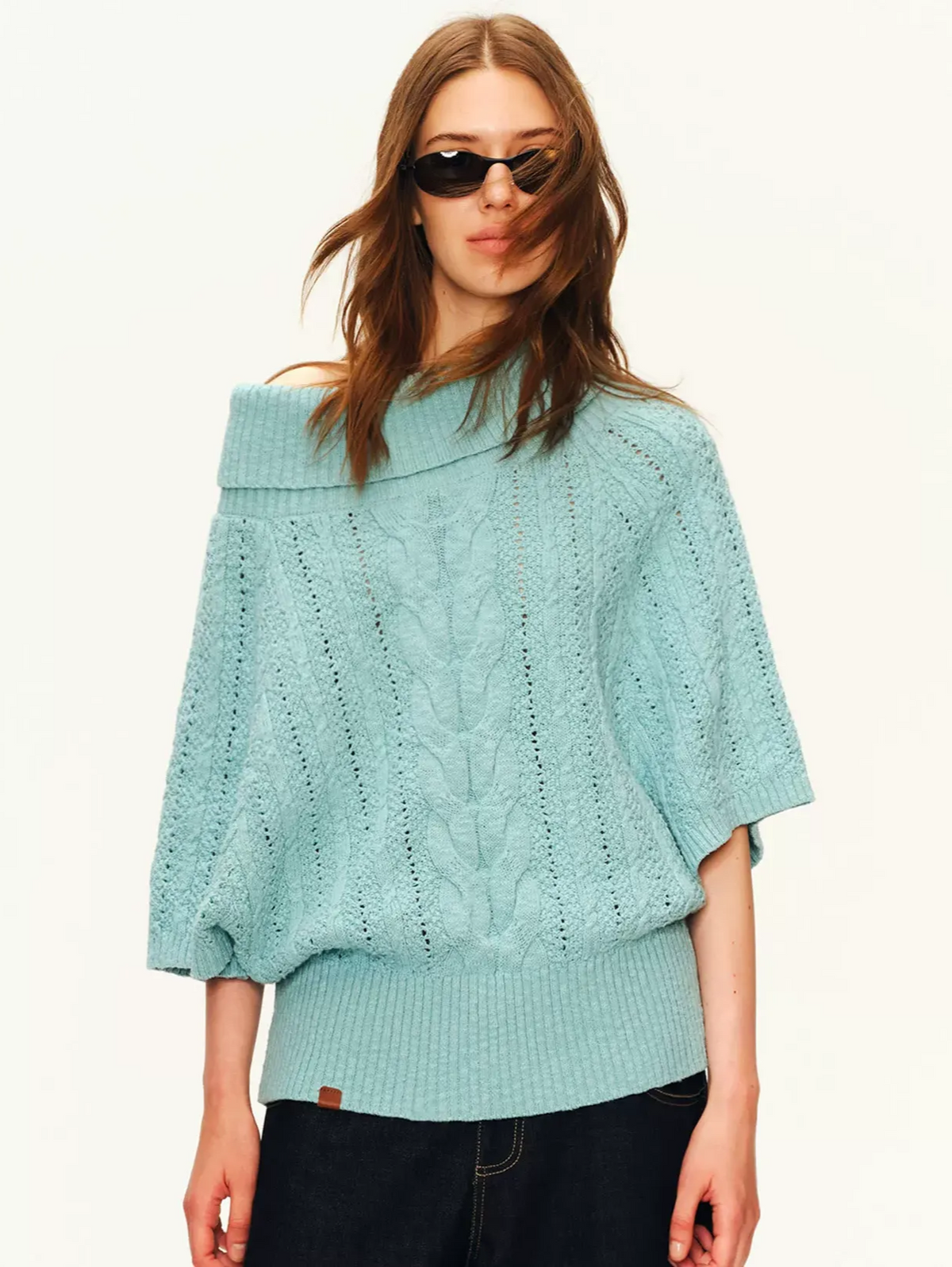 Pull asymétrique en maille torsadée