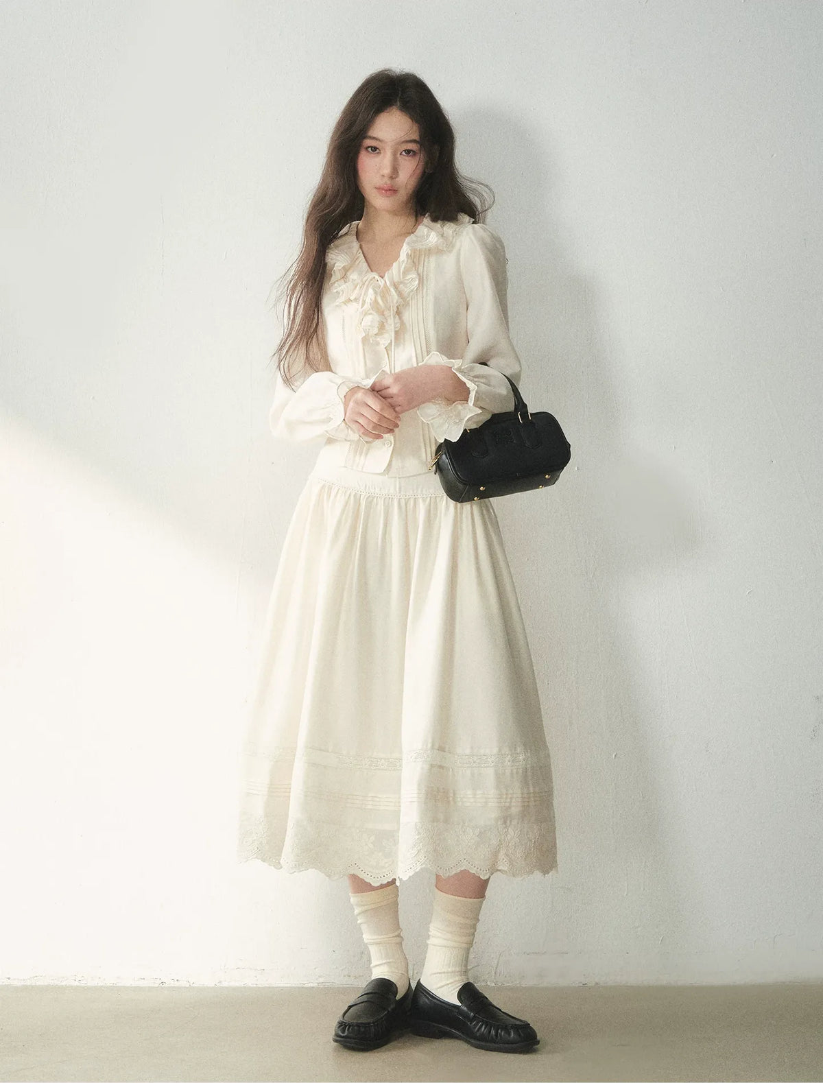 Conjunto de camisa y falda de lana con volantes
