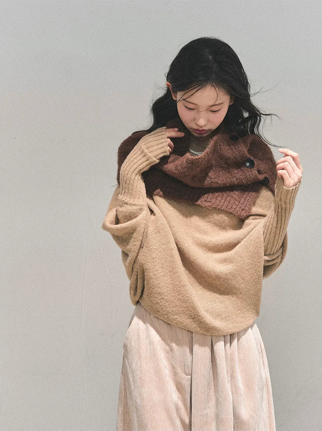 Maglione in maglia morbida con scollo monospalla