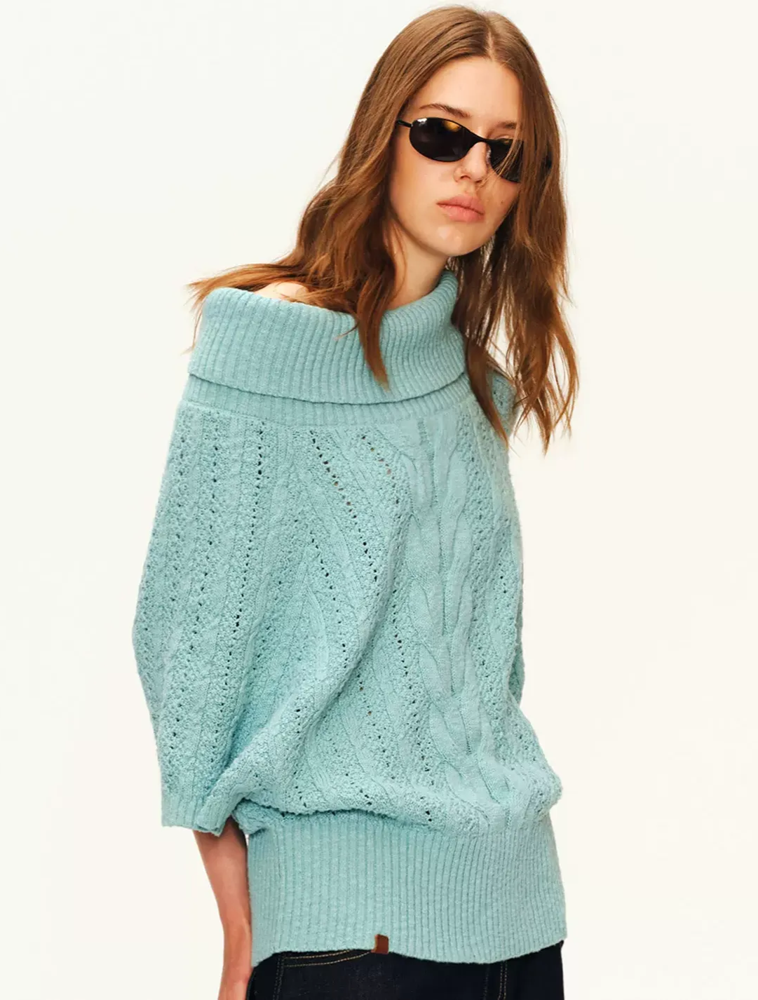 Pull asymétrique en maille torsadée