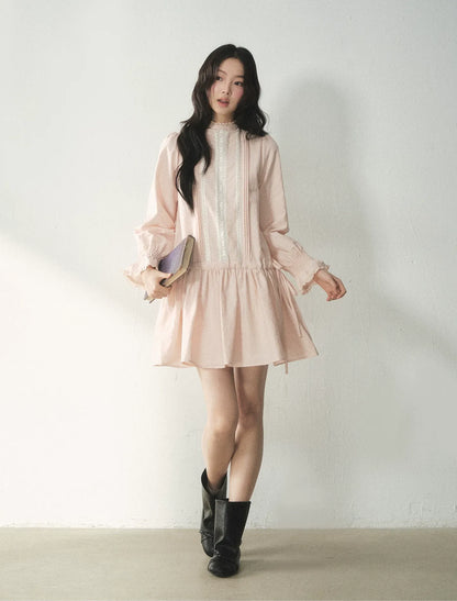 Vestido de encaje con volantes y cuello alto