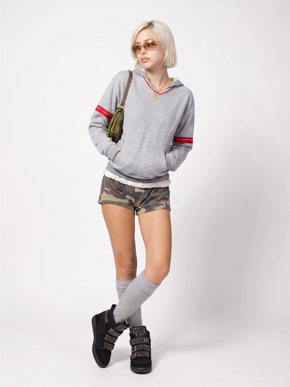 Sneakers alte con plateau e borchie