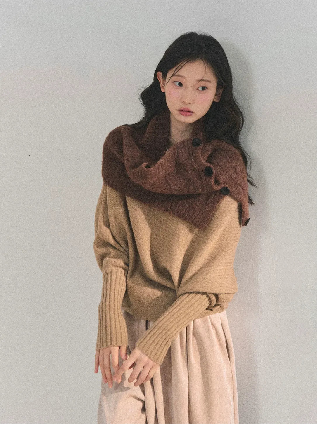 Maglione in maglia morbida con scollo monospalla
