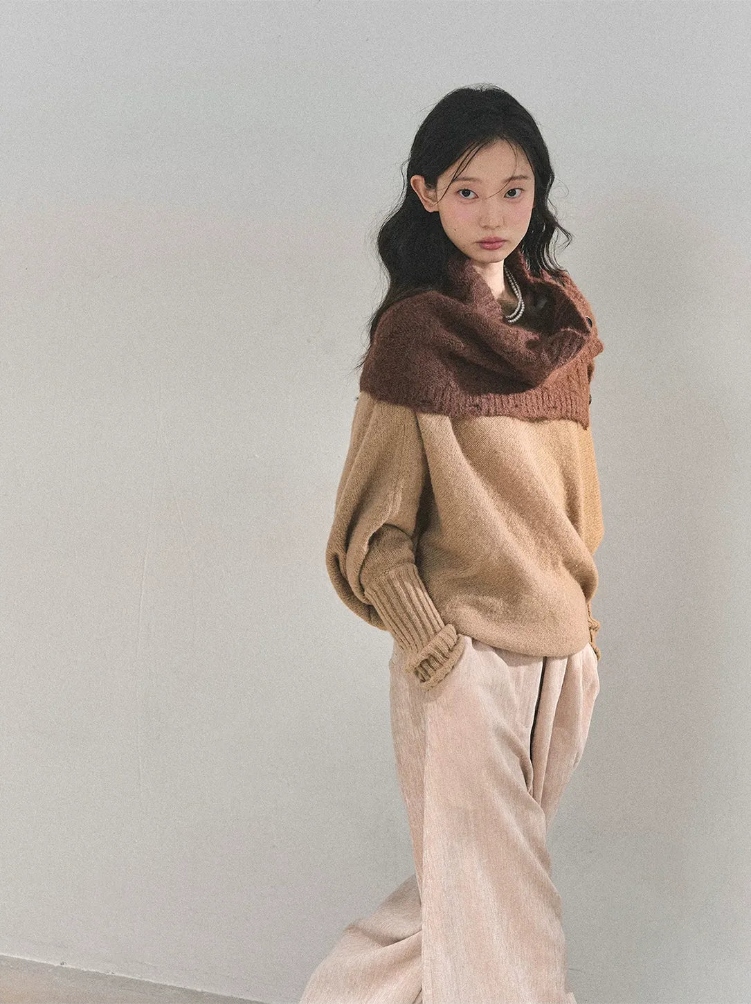 Maglione in maglia morbida con scollo monospalla