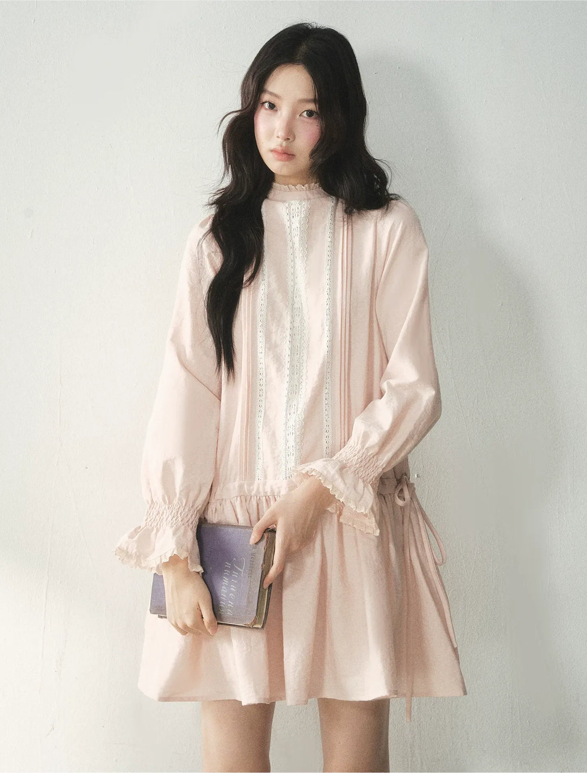 Vestido de encaje con volantes y cuello alto