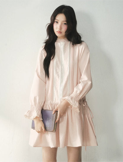 Vestido de encaje con volantes y cuello alto